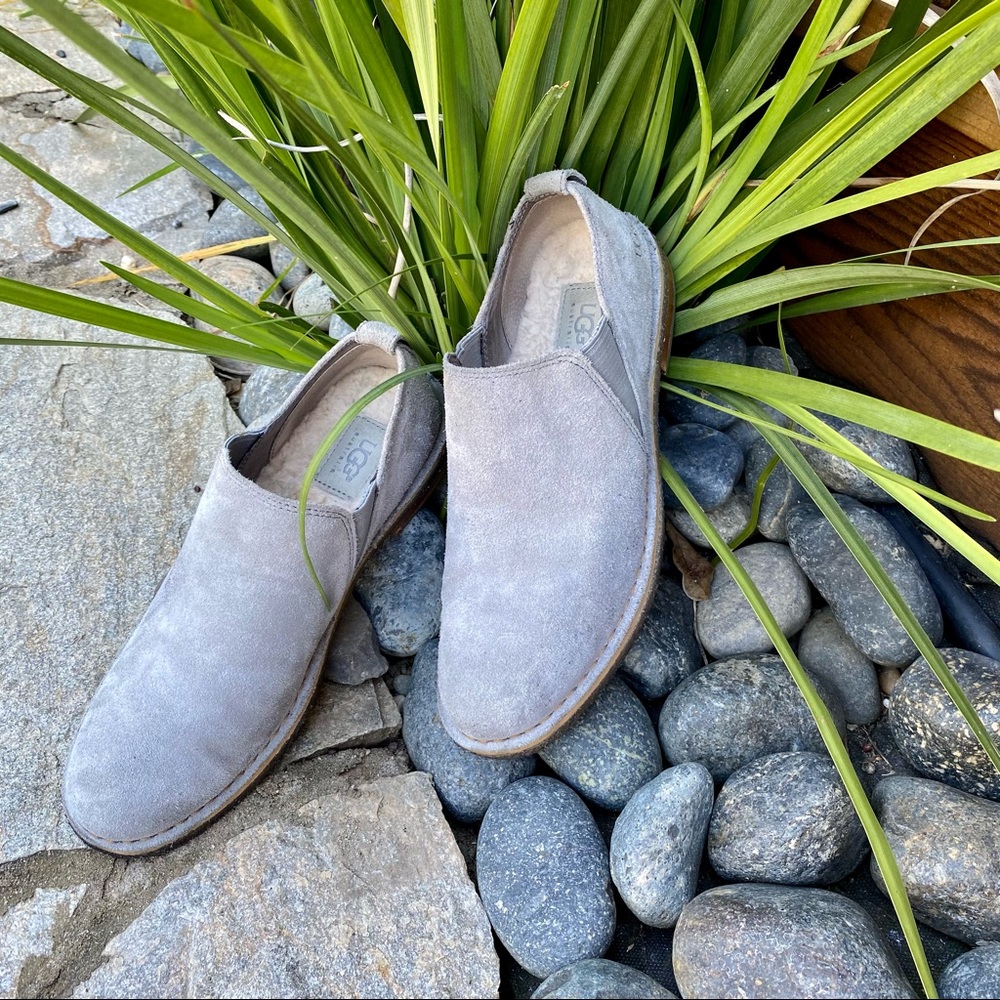 UGG 1009236 Australia Camellia Women’s Slip-On Light Gray Suede Shoes Sz 8.5